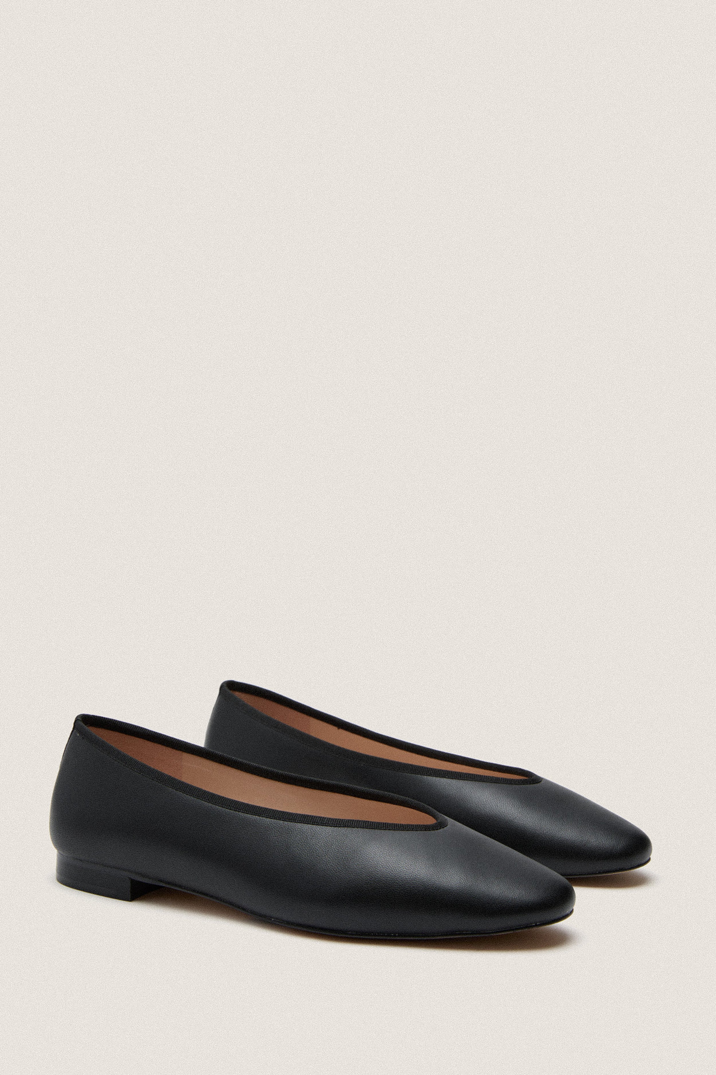 NINA RICCI ブラック フラットシューズ 37.5 Black Leather Nina Flats | Tuckernuck Shoes