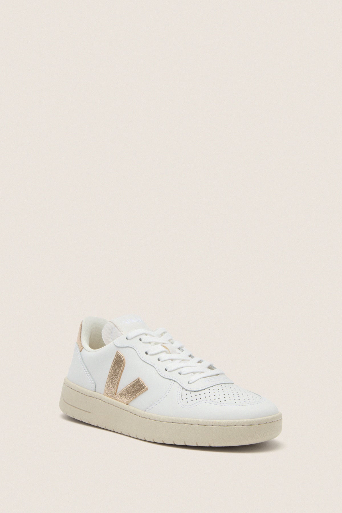 Extra White Platine V-10 Sneakers: Classic white leather sneakers with a metallic gold V logo, chunky sole, and padded collar for effortless, high-end style and comfort.