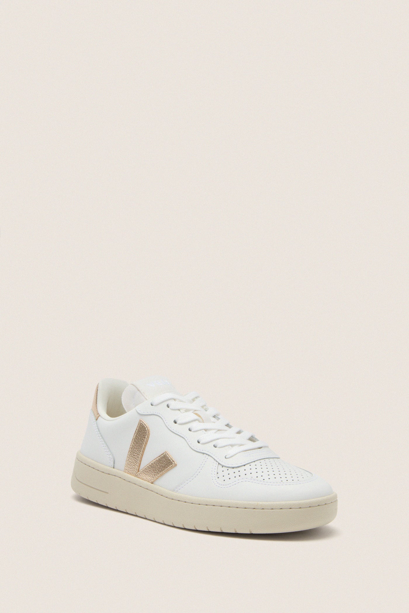 Extra White Platine V-10 Sneakers: Classic white leather sneakers with a metallic gold V logo, chunky sole, and padded collar for effortless, high-end style and comfort.