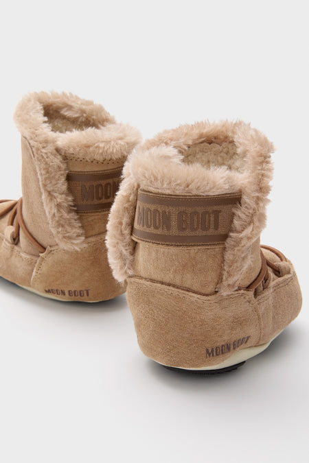 Kids Whiskey Crib Suede Boots, classic and high-end, feature light-tan suede style with faux-fur trim and MOON BOOT branding, embodying effortless fun for your little one.