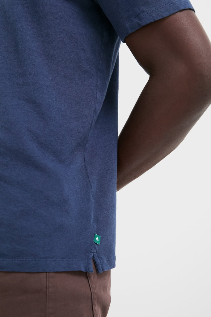 Nautical Blue Drift Linen Tee, classic and effortless, with a relaxed fit and green tag detail, epitomizes high-end comfort and summer ease.