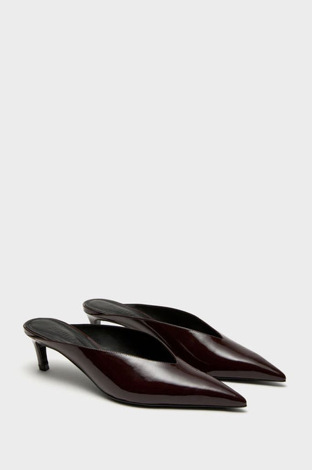 Maplewood Loren Mid Heels: Classic, effortless mules in glossy patent finish with pointed toes and mid kitten heels, offering a fun, high-end style for confident, fast-paced living.