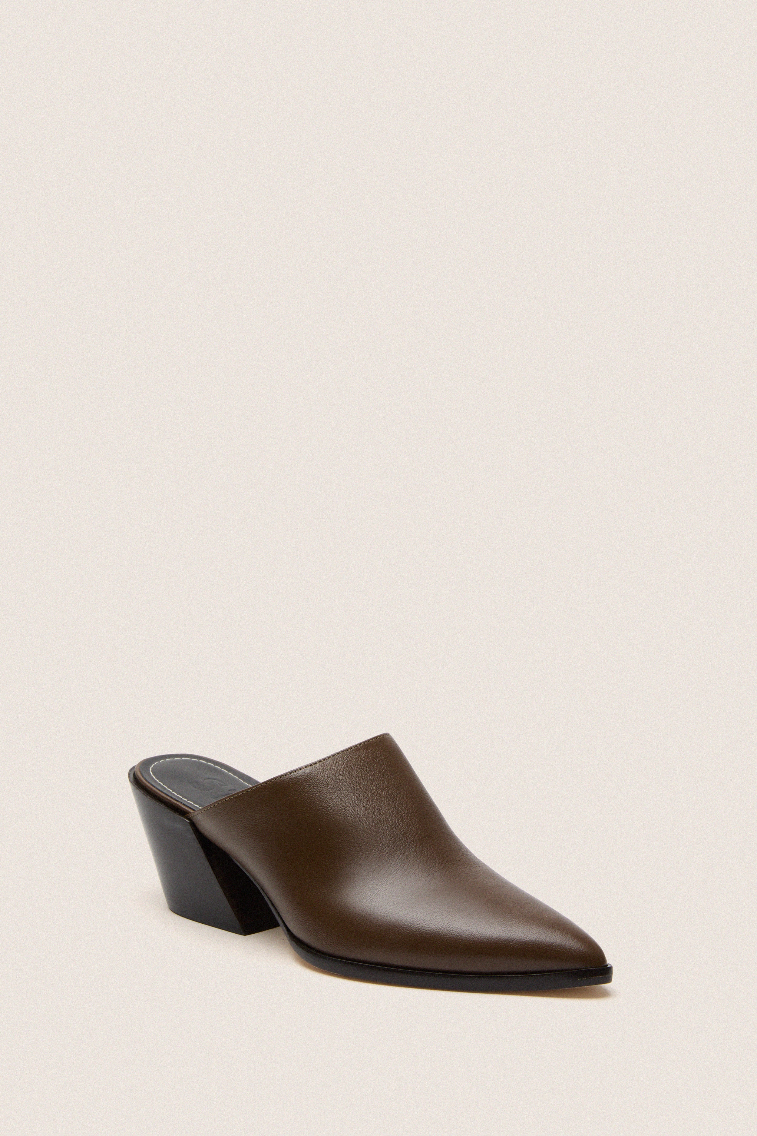 M.F！30%OFF！MB 125300 マイスターシュテュック Truffle Austen Mule | STAUD