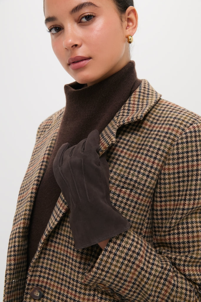 Elegant fall look with Demitasse Short Suede Gloves, paired with a classic houndstooth coat and gold earring, embodying effortless, high-end style.