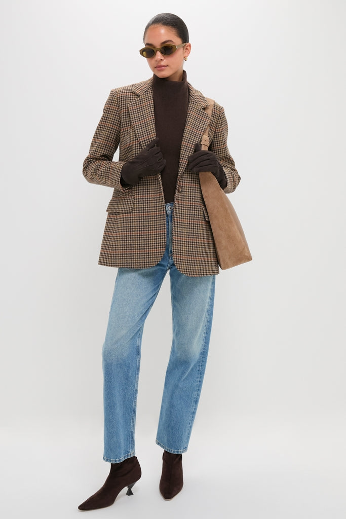 Model wears Demitasse Short Suede Gloves, exuding classic elegance. Paired with a chic houndstooth blazer and accessories, the look is effortlessly high-end and fun.