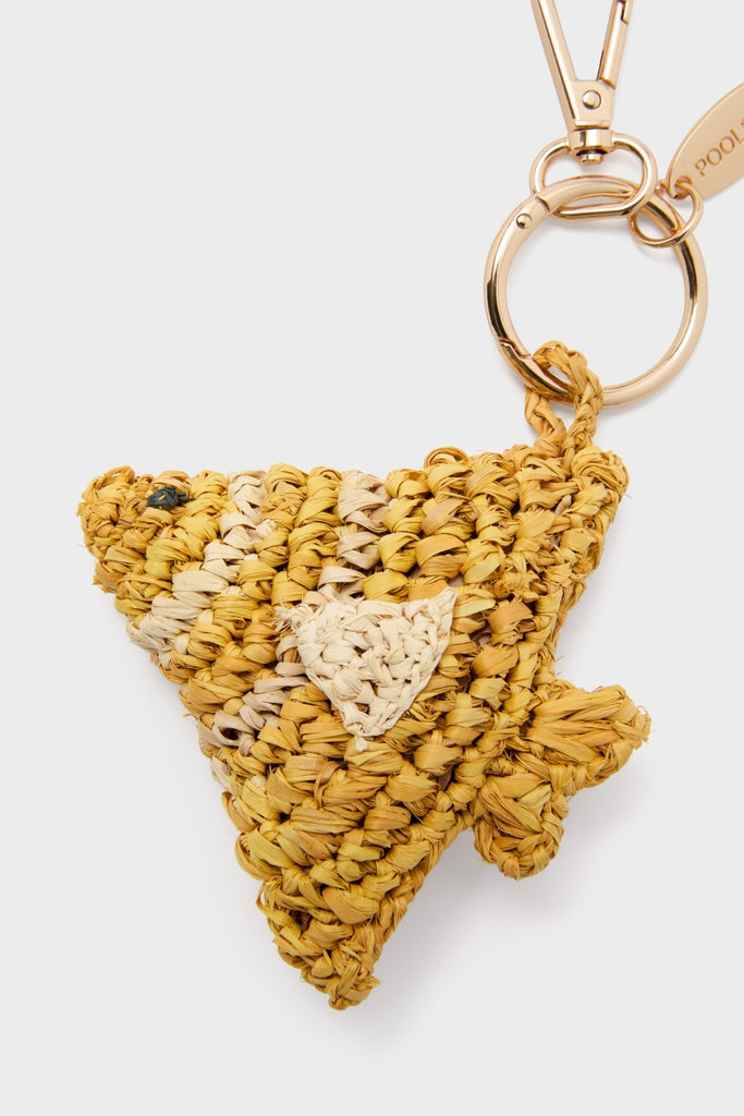 Fish Raffia Bag Charm: A classic, fun star-shaped raffia accessory with a gold-tone clip, effortlessly adding a high-end touch to keys or bags.