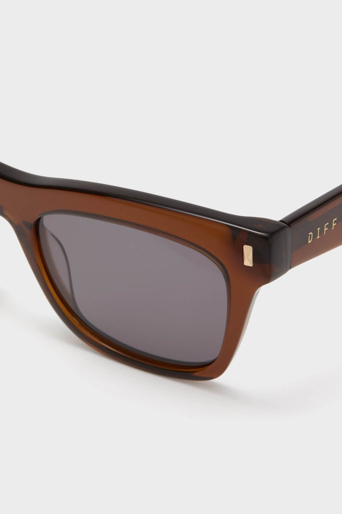Whiskey Bradley Sunglasses feature chunky tortoiseshell frames with gold accents, offering an effortless, high-end look. Classic, oversized design with dark lenses for UVA/UVB protection.