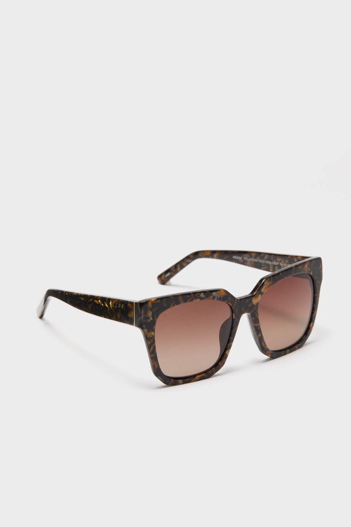 Glitter Tortoise Ariana Polarized Sunglasses feature classic, chunky tortoiseshell frames and brown gradient lenses, offering an effortless, high-end look for everyday fun and style.