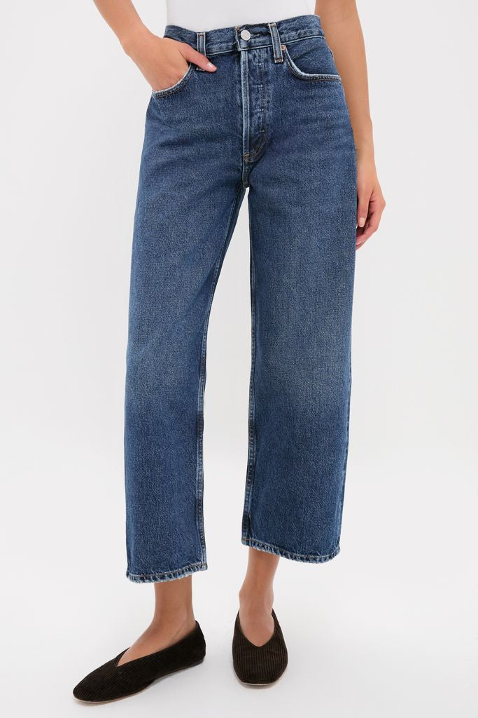 Classic and effortless, the Shortwave Arc Jean features a high-waisted, straight-leg design, paired with dark slip-on flats for a fun, high-end look.