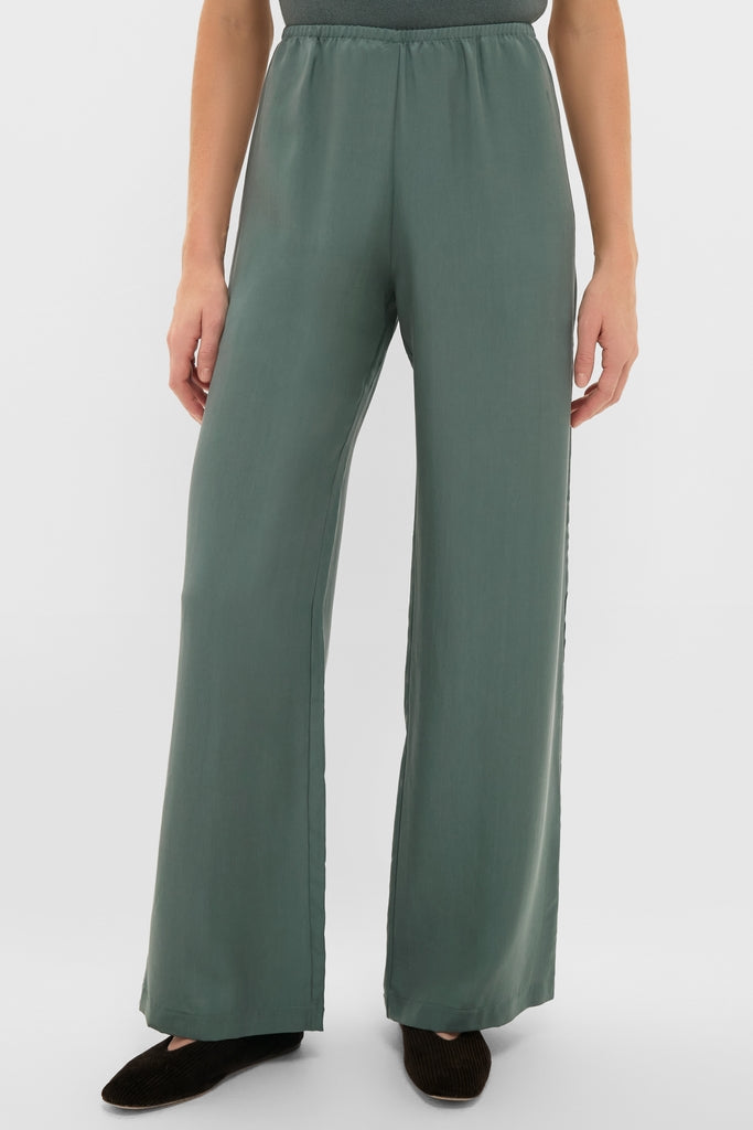 Eucalyptus Kim Pocket Pants: Classic, effortless wide-leg trousers with an elastic waistband, embodying high-end style for a fun, confident look.