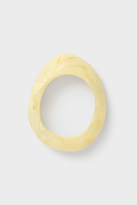 Lemon Rock Small Bangle: A classic, chunky oval bracelet in marbled resin. Effortless and fun, it embodies high-end style with its organic, minimalist design.