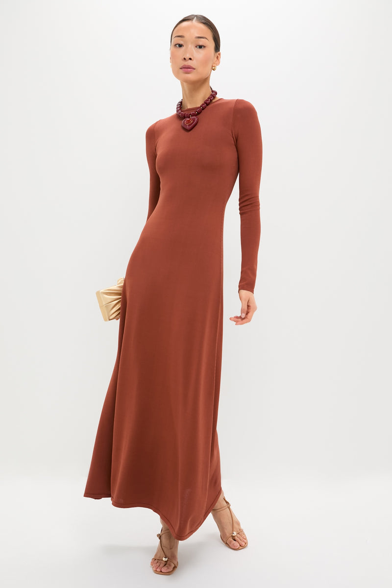 Model showcases the Burgundy Lira Necklace, a classic, handcrafted piece with a heart pendant, offering an effortless, high-end touch to any ensemble.