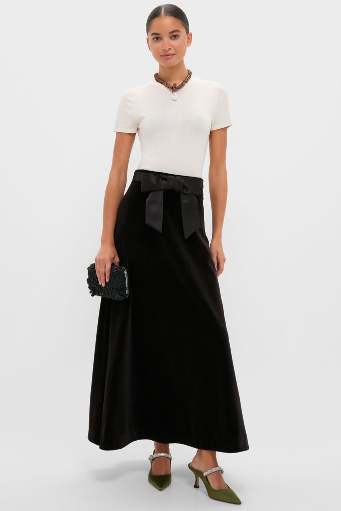 Model wearing a classic, effortless look with a dark brown beaded necklace featuring a pendant, paired with a high-end ensemble for a fun, sophisticated style.
