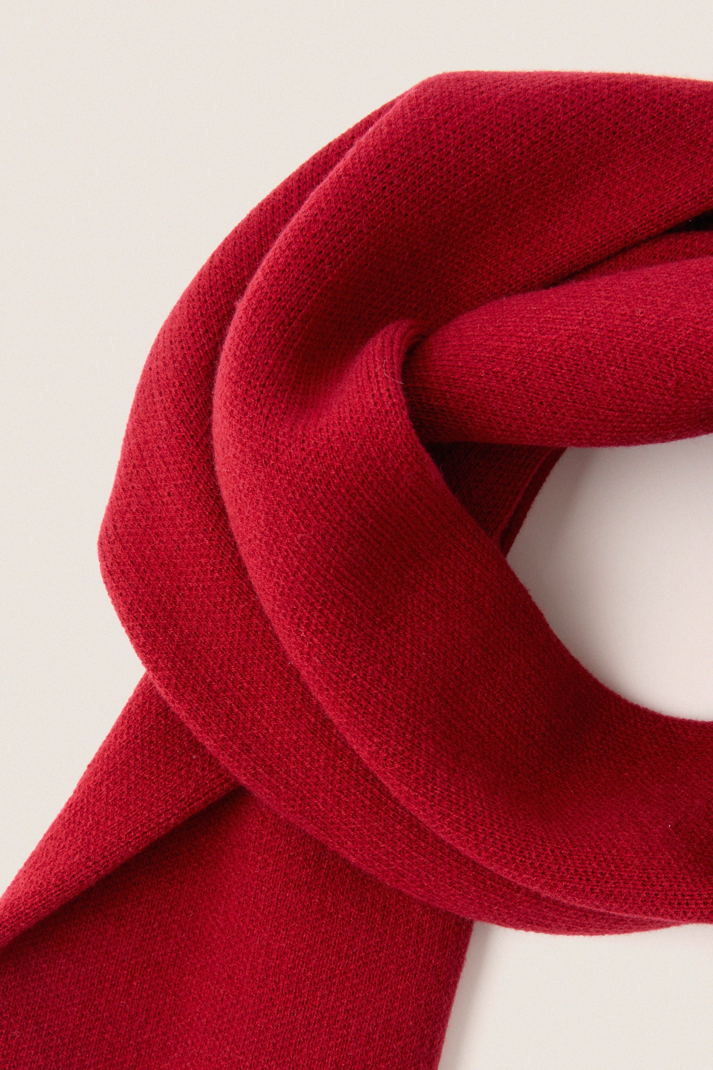 USA Salt Lake Scarf: A classic, rich crimson knitted scarf with stars and stripes, exuding effortless style and fun, perfect for high-end winter adventures.