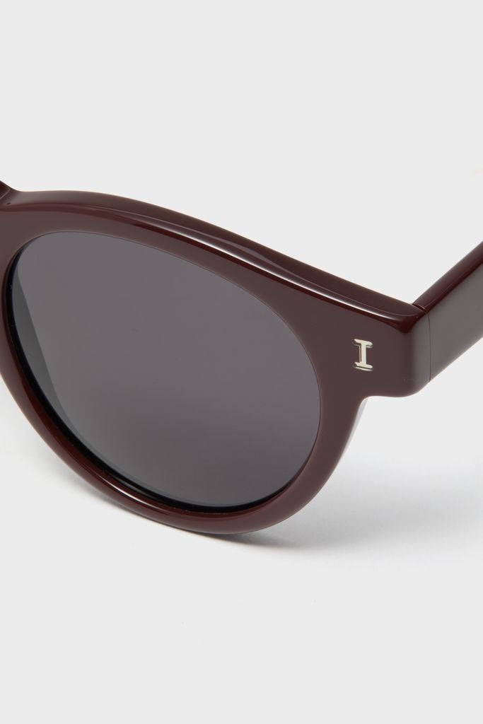 Bordeaux Leonard Sunglasses feature classic, glossy dark brown acetate frames with round lenses and a metallic I logo, offering an effortless, high-end style.
