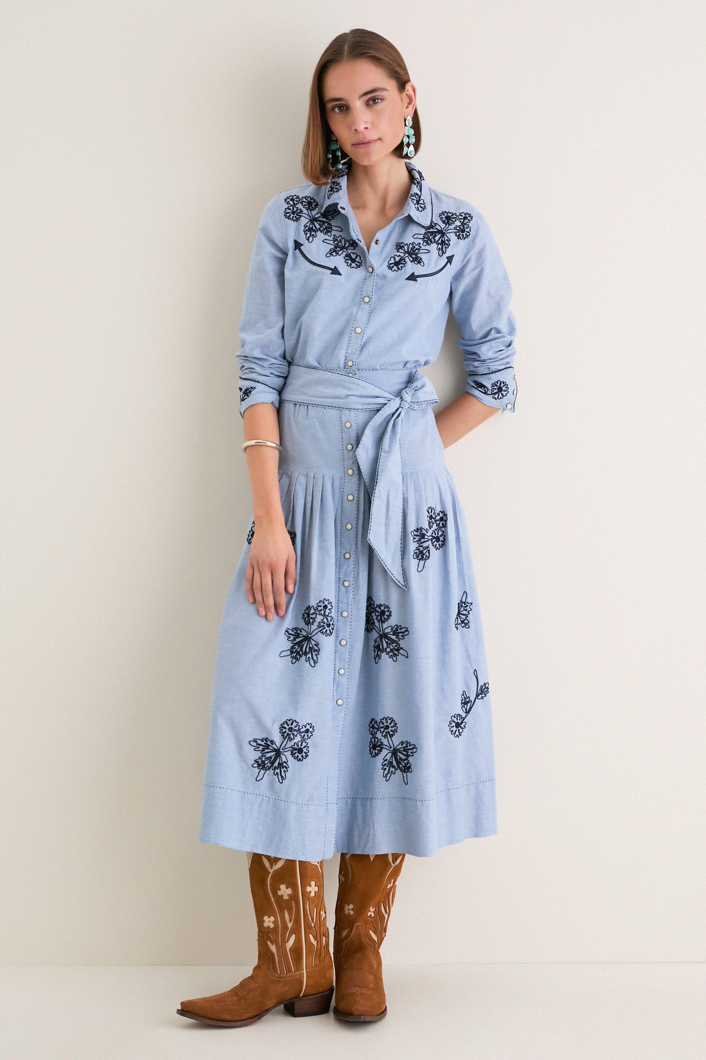 The GREAT. The Chambray Embroidered Highland Skirt Chambray / 2 The GREAT. The Chambray Embroidered Highland Skirt Chambray / 2