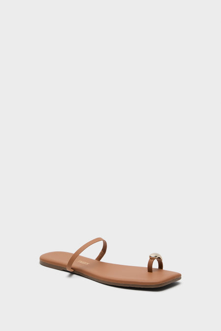 Au Naturale Colette Sandals: classic and effortless toe-ring flats with gold hardware, handcrafted in Brazil. Perfect for a fun, high-end style.