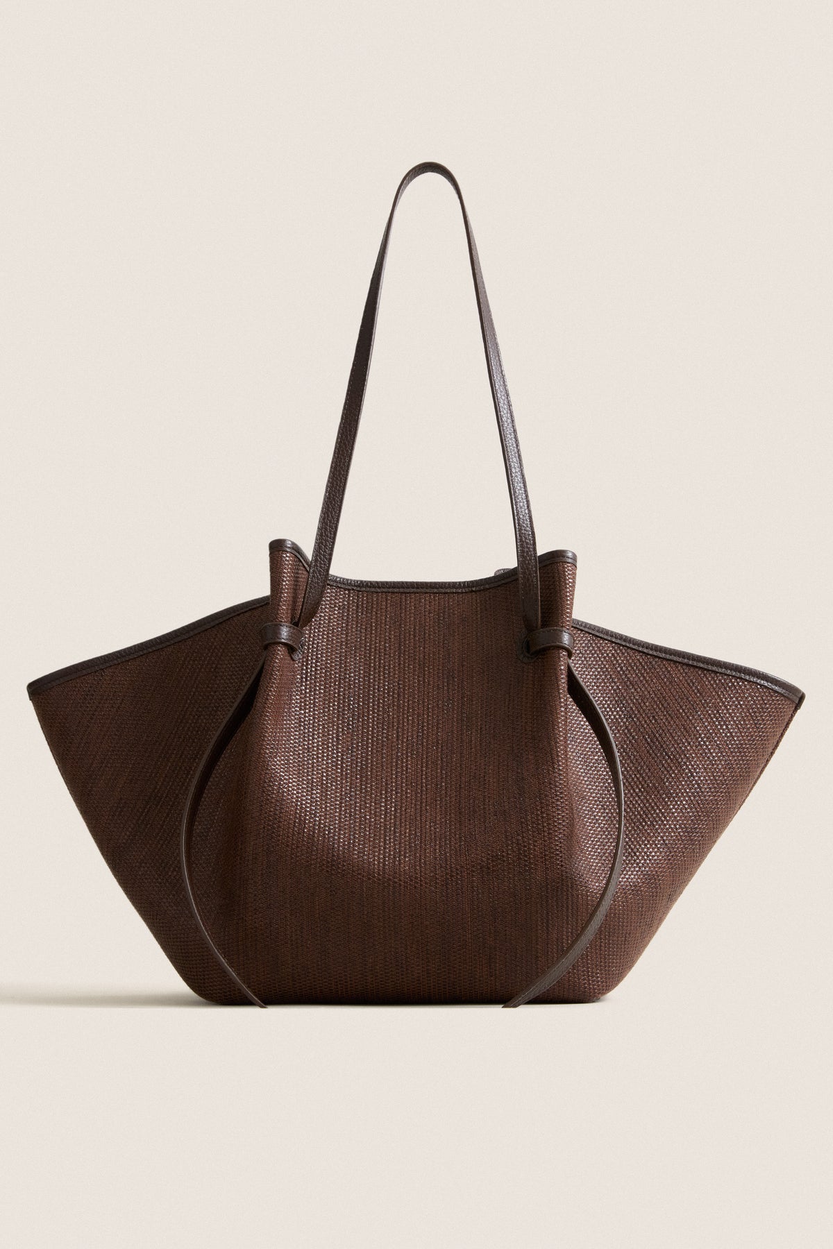 Fudge Large Woven Raffia Mochi Bag: a classic, high-end tote with effortless curves and knotted details, perfect for fun, everyday use.