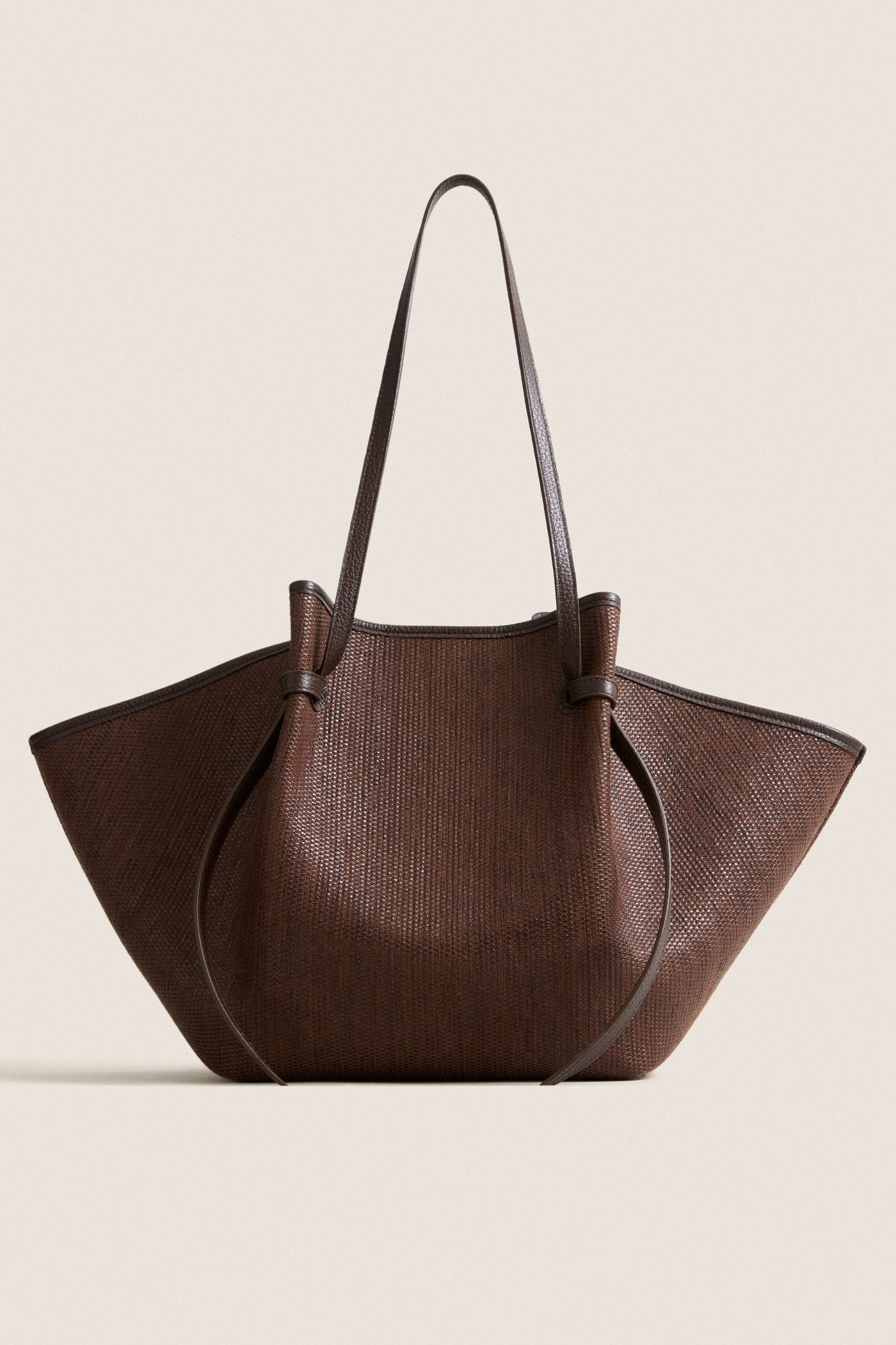 Fudge Large Woven Raffia Mochi Bag: a classic, high-end tote with effortless curves and knotted details, perfect for fun, everyday use.