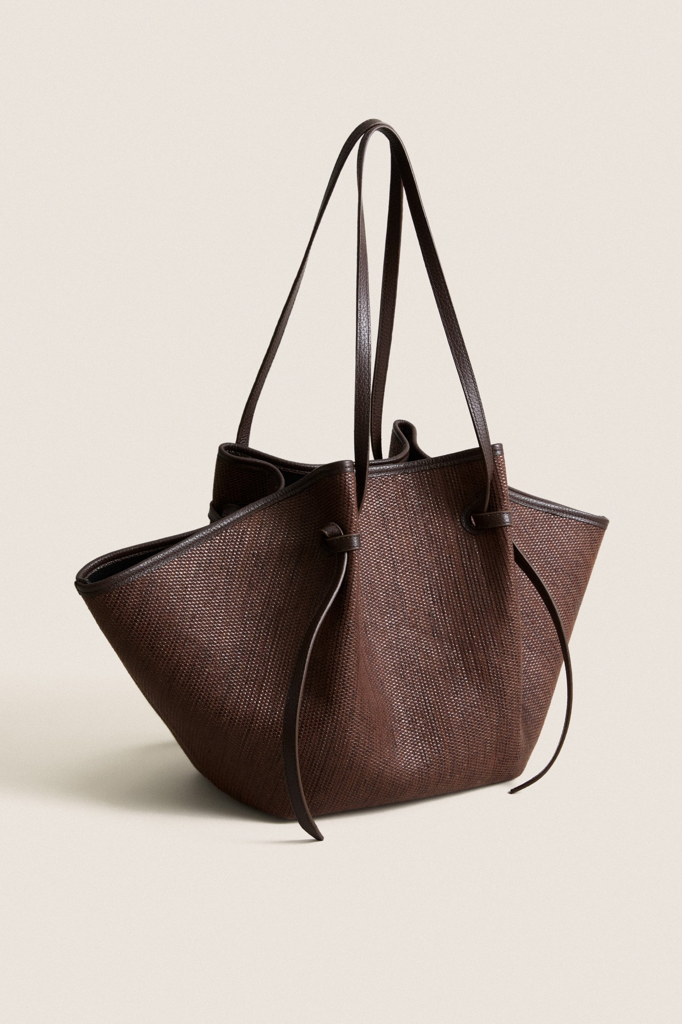 Fudge Large Woven Raffia Mochi Bag is a classic, high-end tote with knotted detailing, offering effortless style and fun for daily essentials and weekend plans.