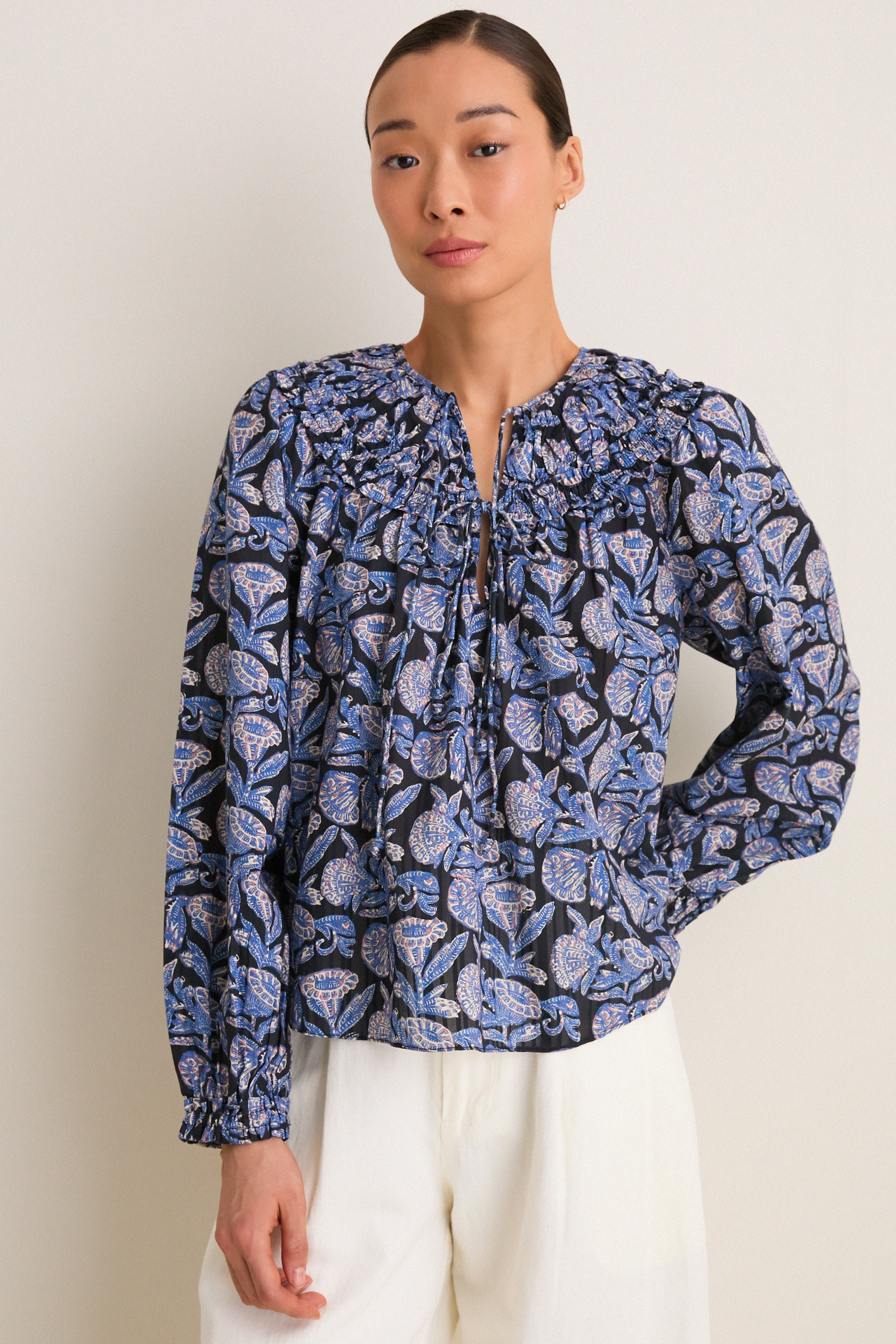【ULLA JOHNSON】BLUE 花柄バティック パッチワーク フリルTOP Zinnia Florelle Blouse | Ulla Johnson