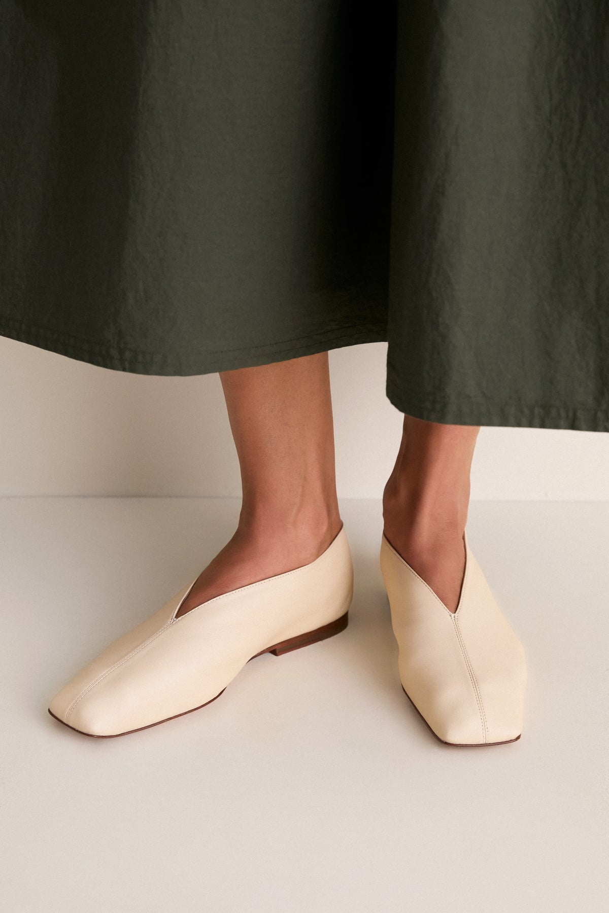Jasmine Square Soft V Flats