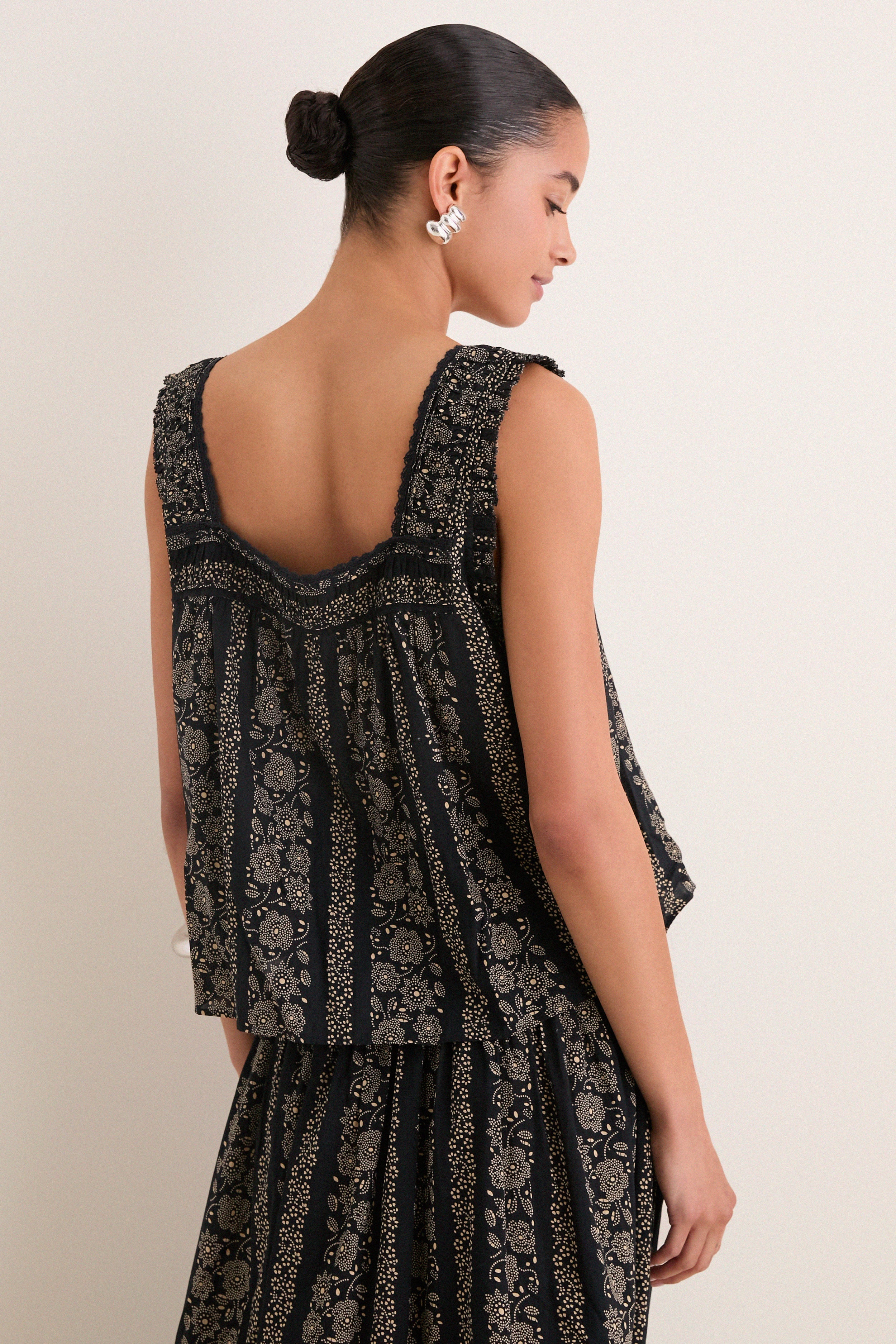 Black and Cream Token Floral Victorian Pleat Tank | THE GREAT.