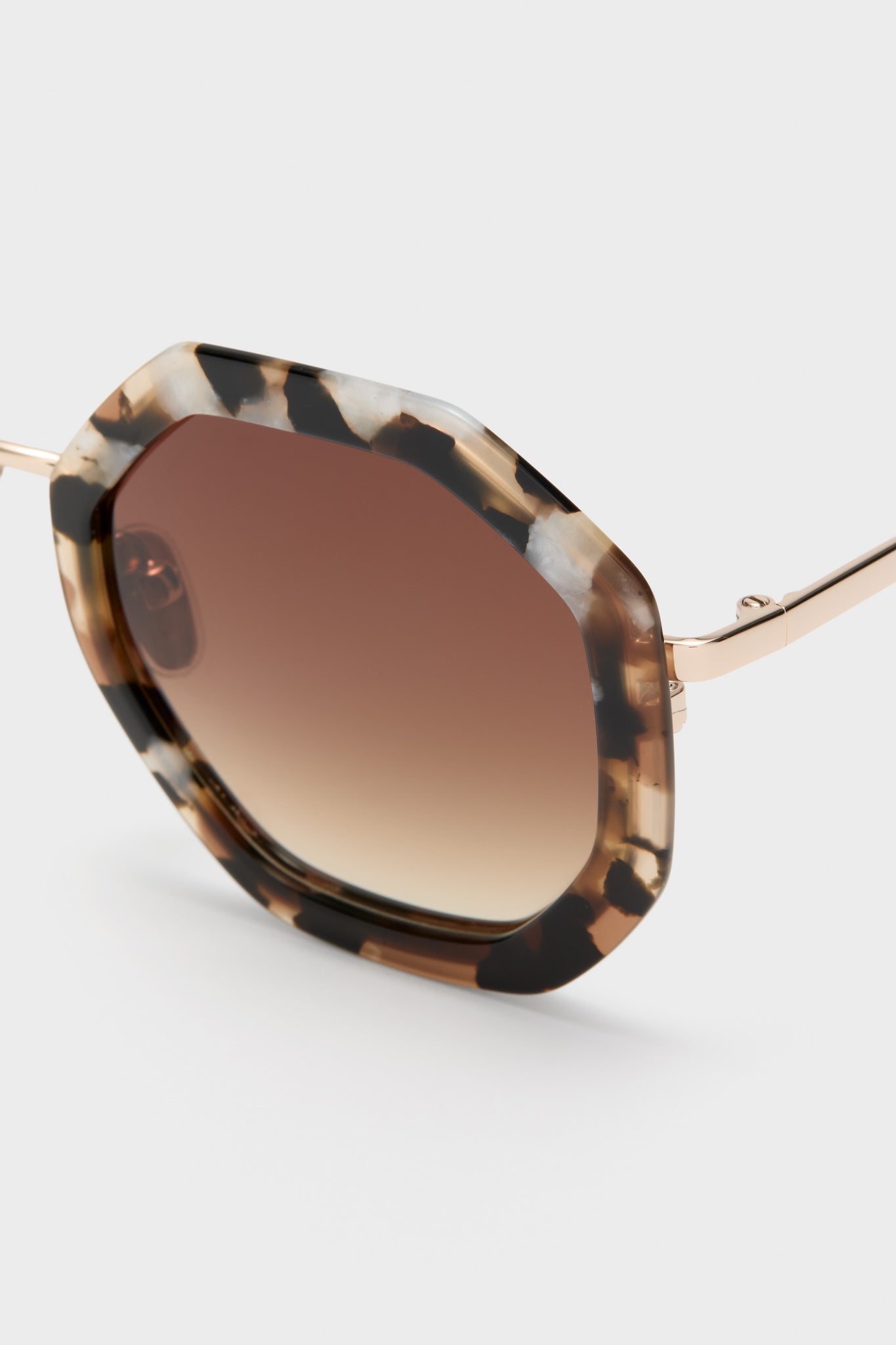 Brown Tortoise Angie Sunglasses, effortlessly fun with classic octagonal brown gradient lens in high-end tortoiseshell frame, featuring slim gold metal temple for a chic look.