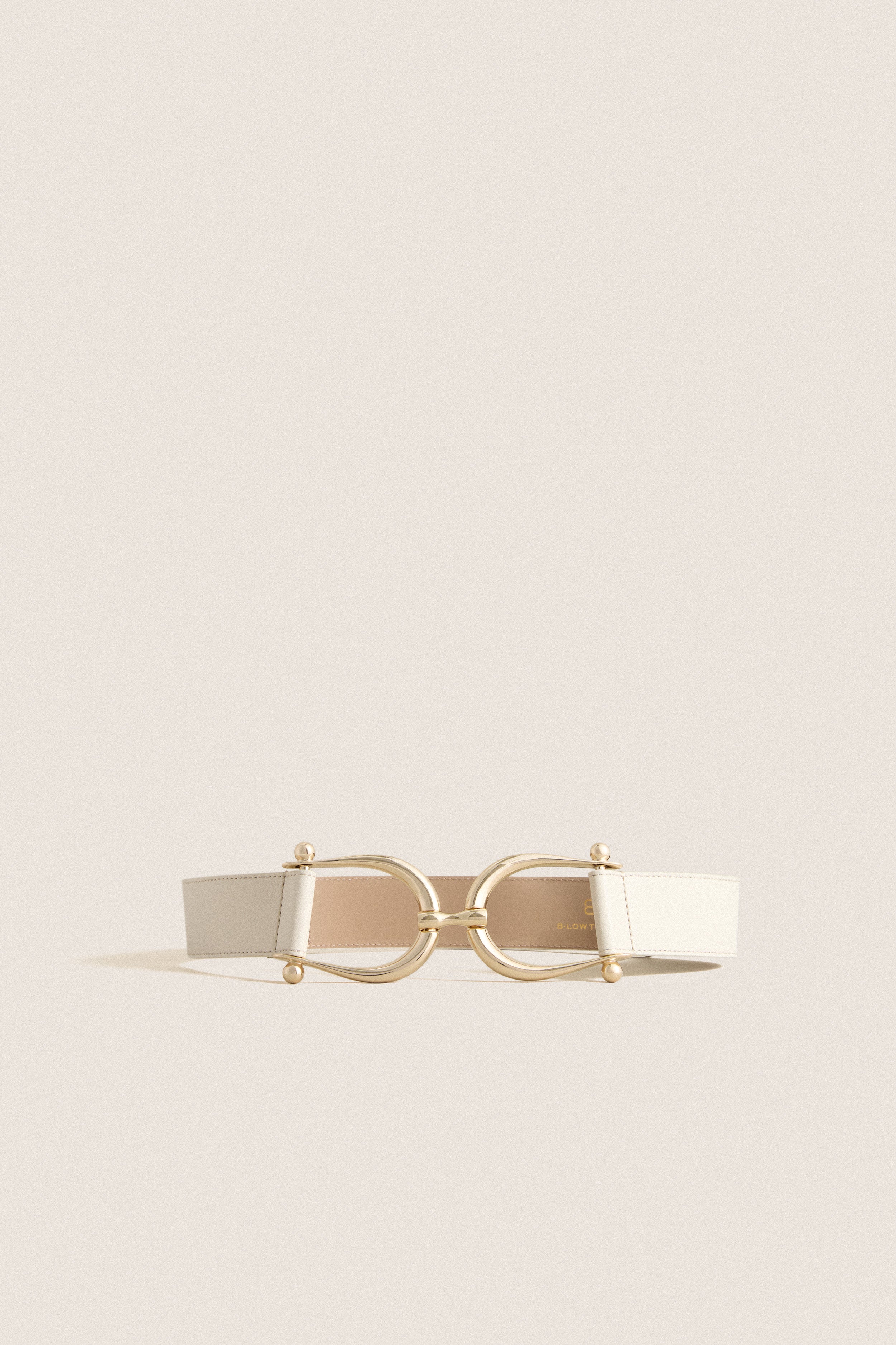 Gesso Grant Belt with classic horse-bit gold buckle, effortlessly high-end and adjustable. Crafted from 100% leather, this piece adds fun sophistication to any outfit.