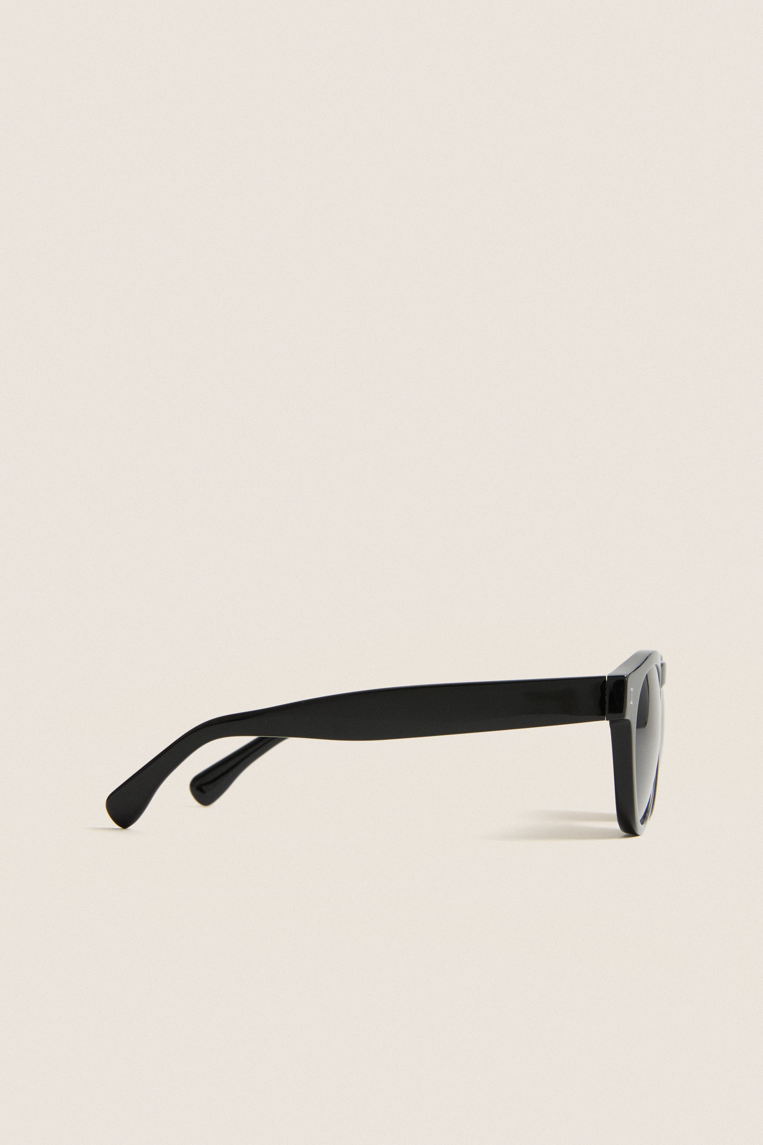Black Leonard Sunglasses with classic thick rectangular frames and dark lenses, embodying an effortless high-end style perfect for fun, everyday adventures and chic getaways.