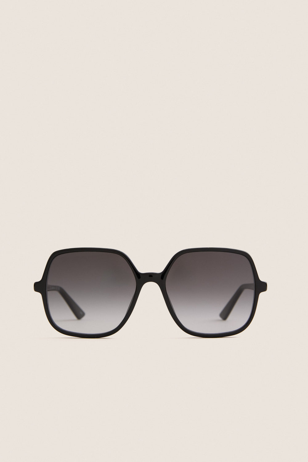 Shiny Black Judy Sunglasses: classic black frames with gray-gradient lenses, embodying an effortless, high-end style perfect for fun, confident outings.