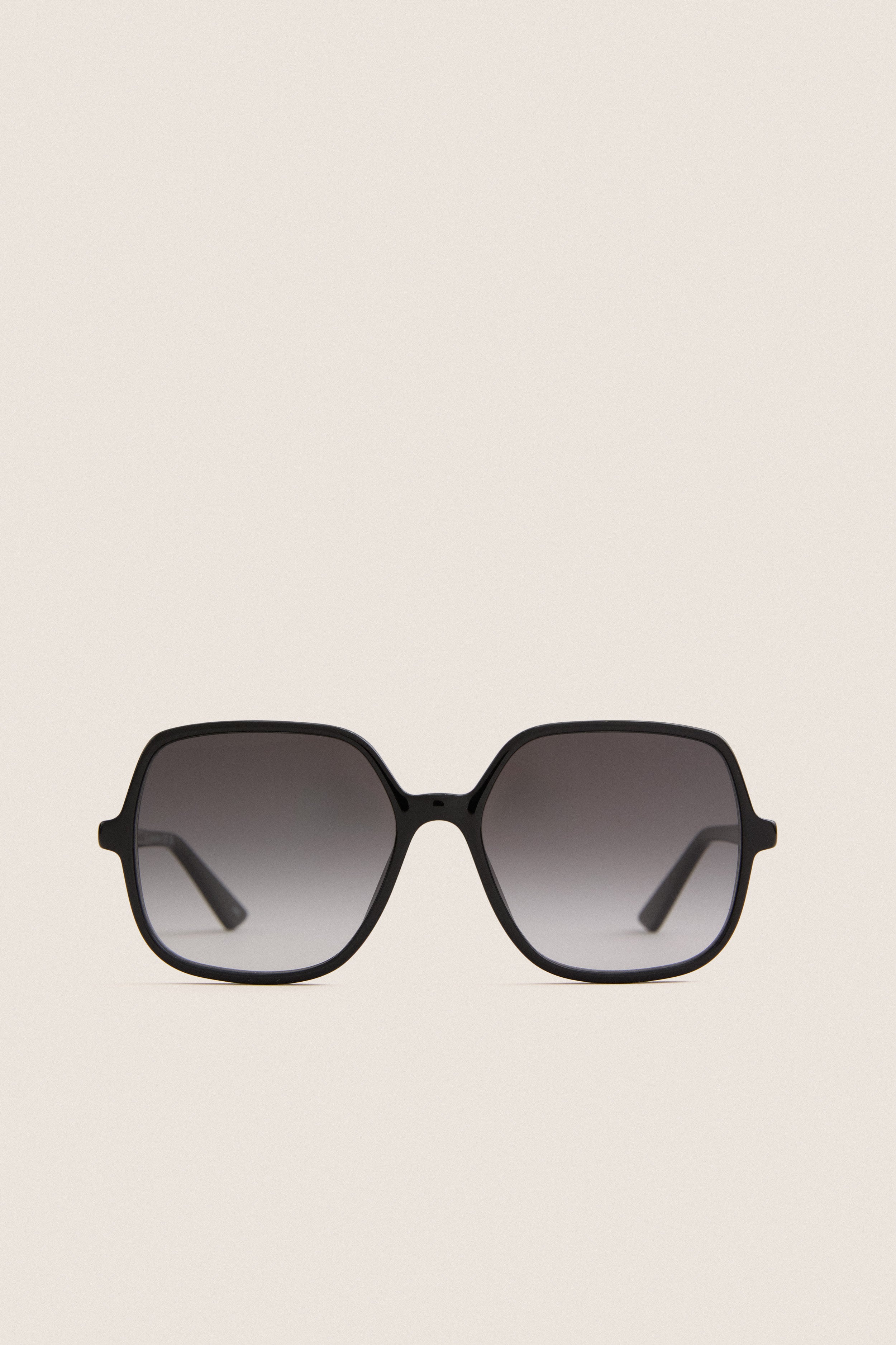 Shiny Black Judy Sunglasses: classic black frames with gray-gradient lenses, embodying an effortless, high-end style perfect for fun, confident outings.