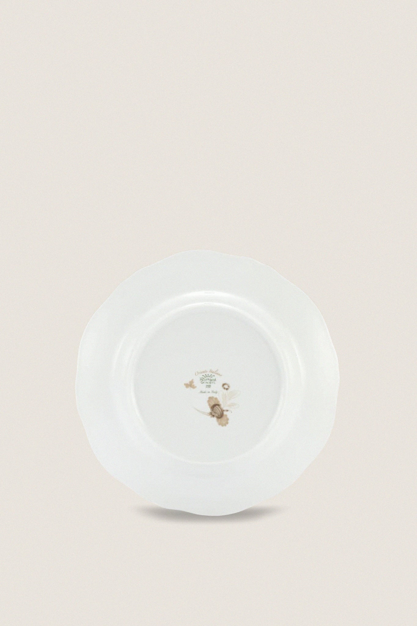Oriente Italiano Meringa Dinner Plate showcases a classic, high-end design with a scalloped rim and gold detailing, effortlessly combining fun and elegance for sophisticated dining.
