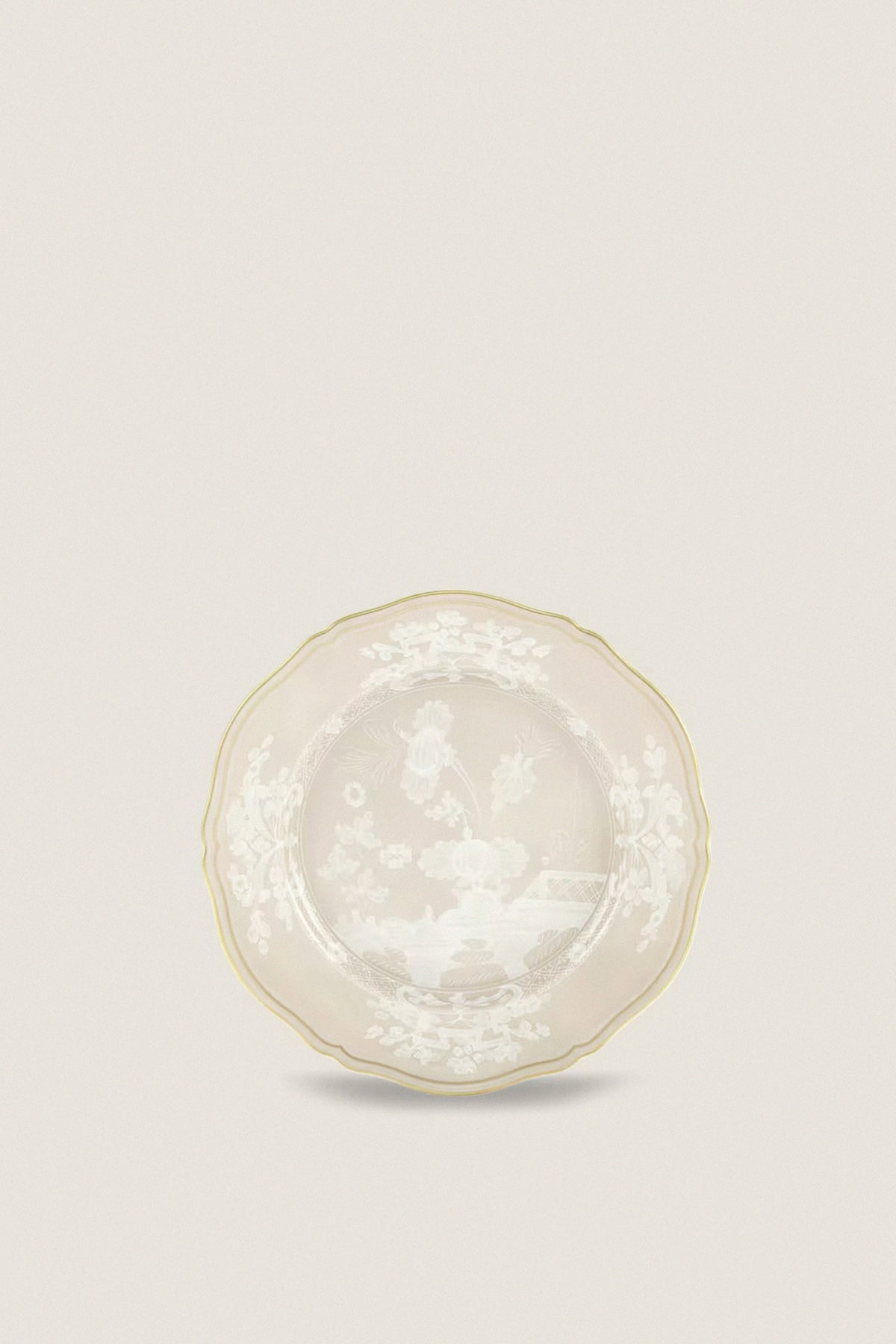 Oriente Italiano Meringa Dinner Plate: A classic, high-end porcelain dish with gold-trimmed scalloped edges, featuring effortless white floral motifs for fun, elegant dining experiences.