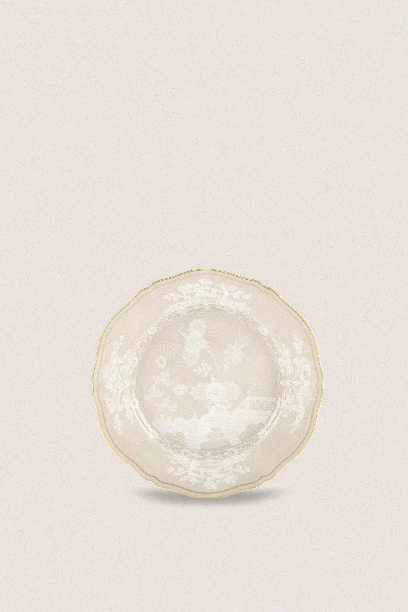 Oriente Italiano Meringa Dinner Plate: A classic, high-end porcelain dish with gold-trimmed scalloped edges, featuring effortless white floral motifs for fun, elegant dining experiences.