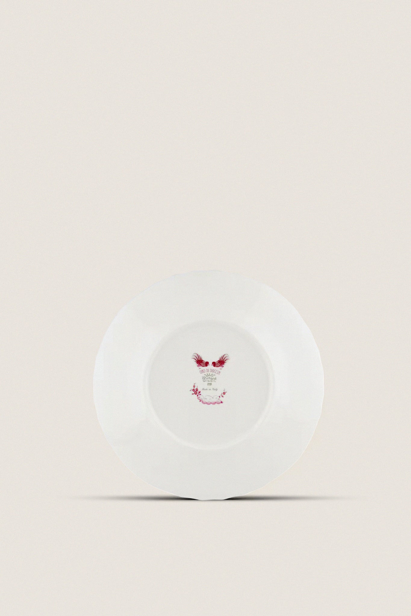 Classic Oro Di Doccia Magenta Dinner Plate, featuring a central red crest decal with Ji Ondori roosters and gold trim, exudes effortless, high-end elegance.