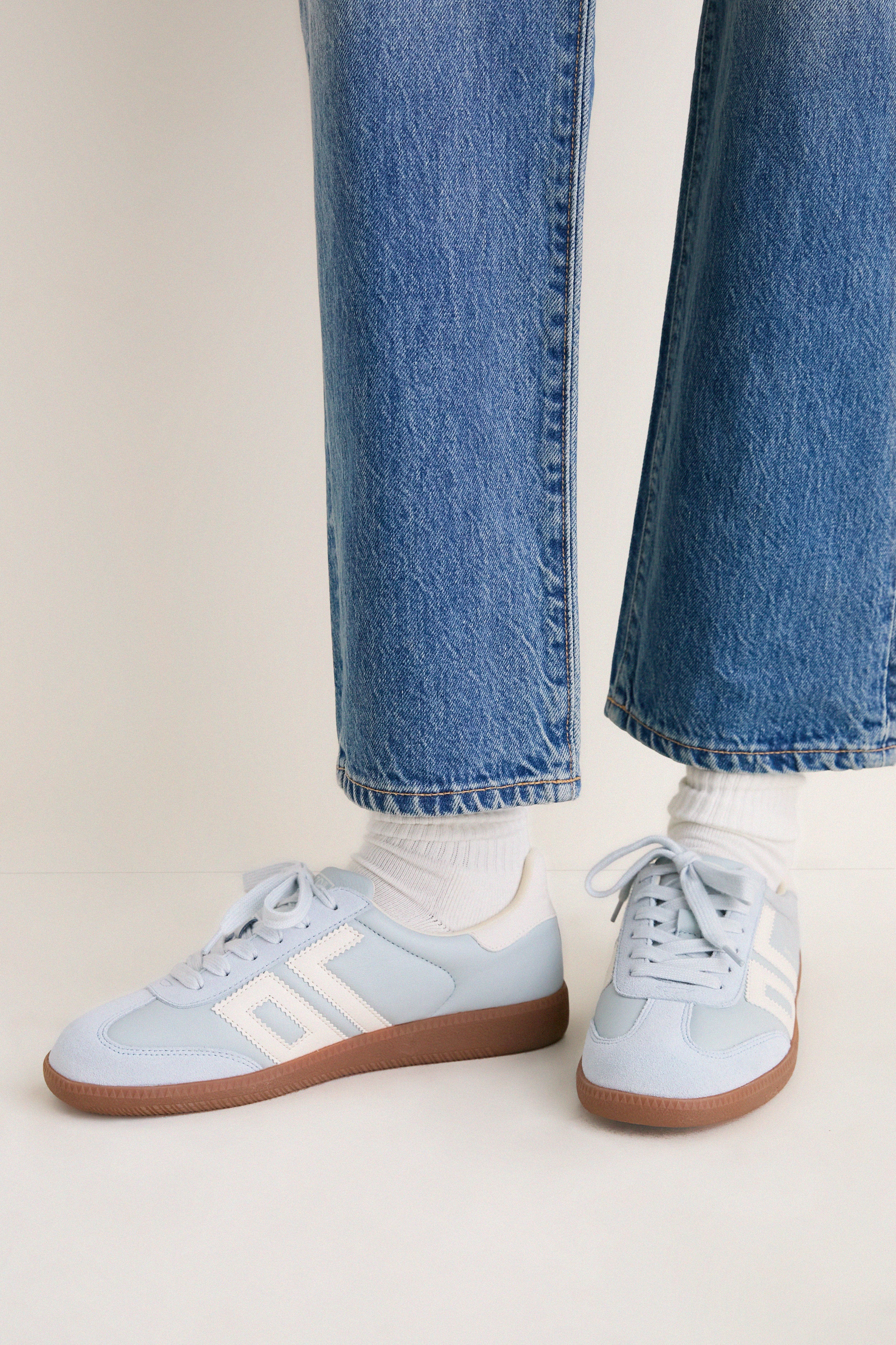 Light Sky Cloud D26 Sneakers | Back 70