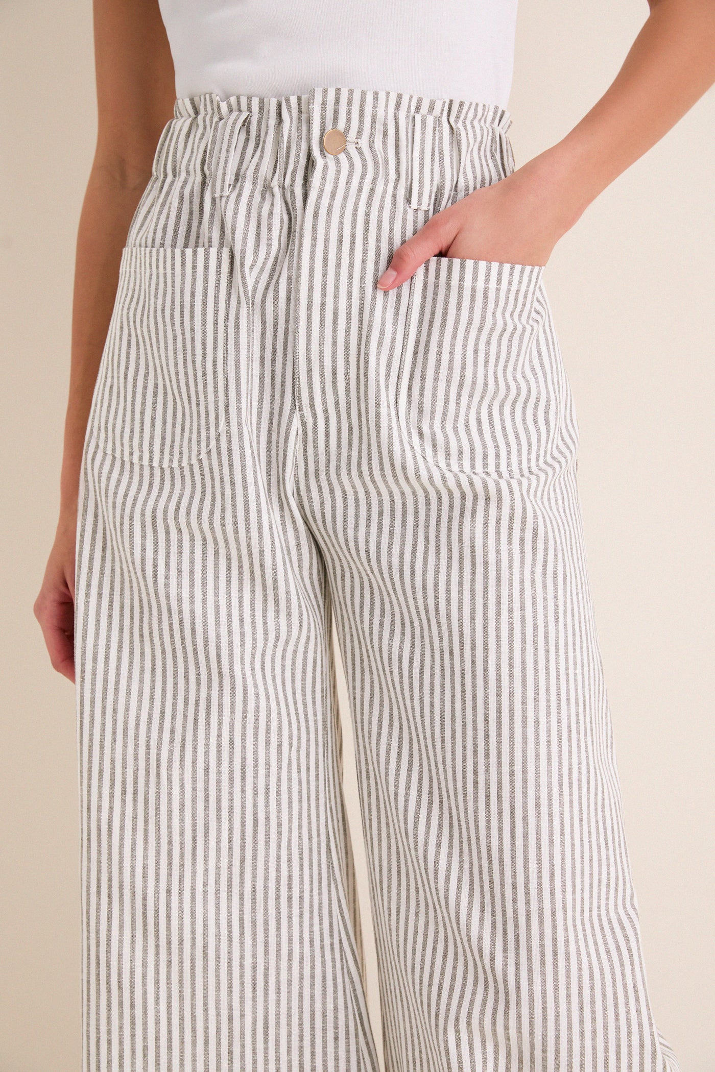 The Juniper Stripe Linen Tulip Wide Leg Pant offers a classic, effortless style with a fun, high-end vibe. Featuring a wide-leg design and front patch pockets.