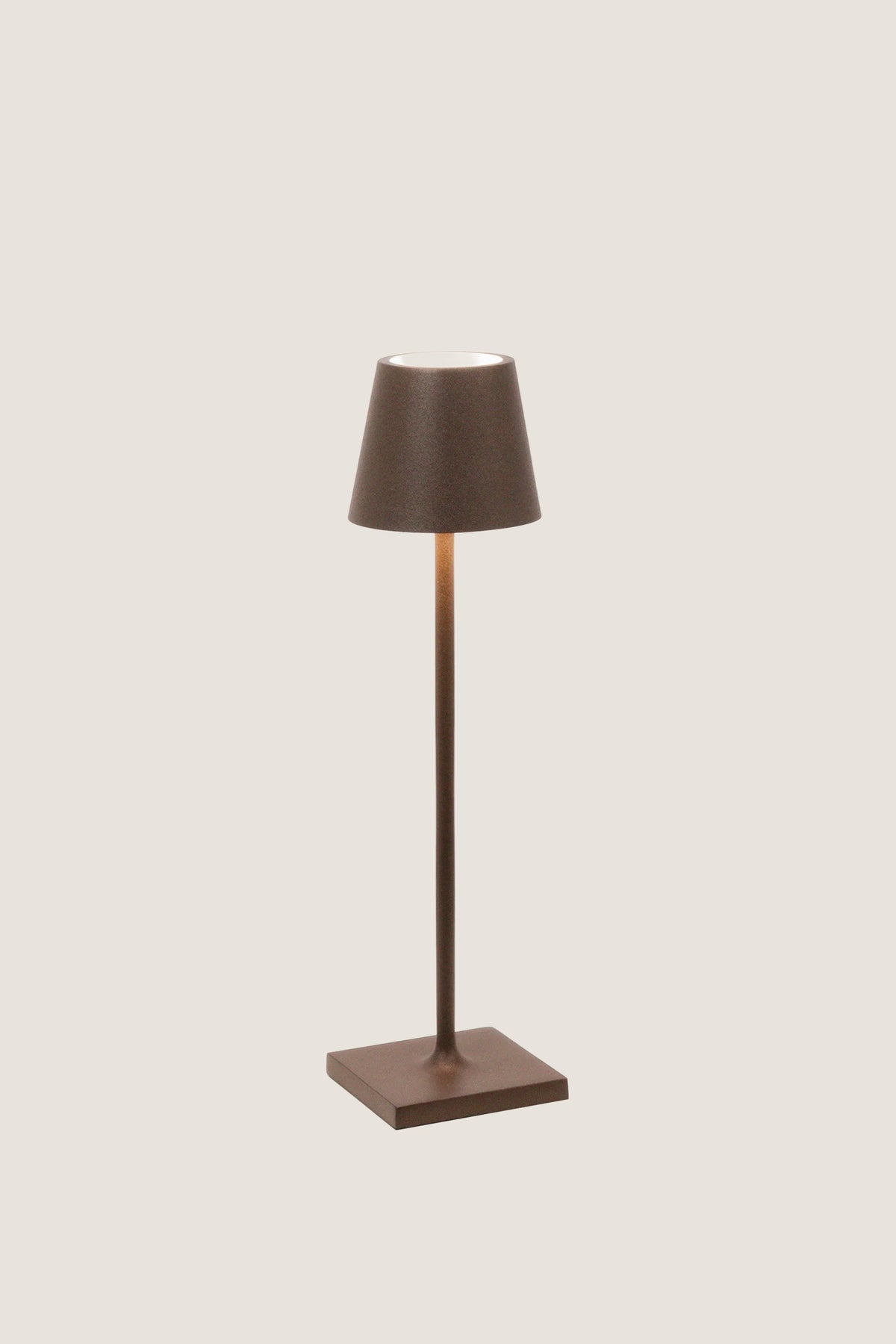 Rust Poldina Pro Table Micro Lamp: a classic, effortless cordless lamp with touch control, perfect for indoor/outdoor use. High-end design for fun, versatile lighting.