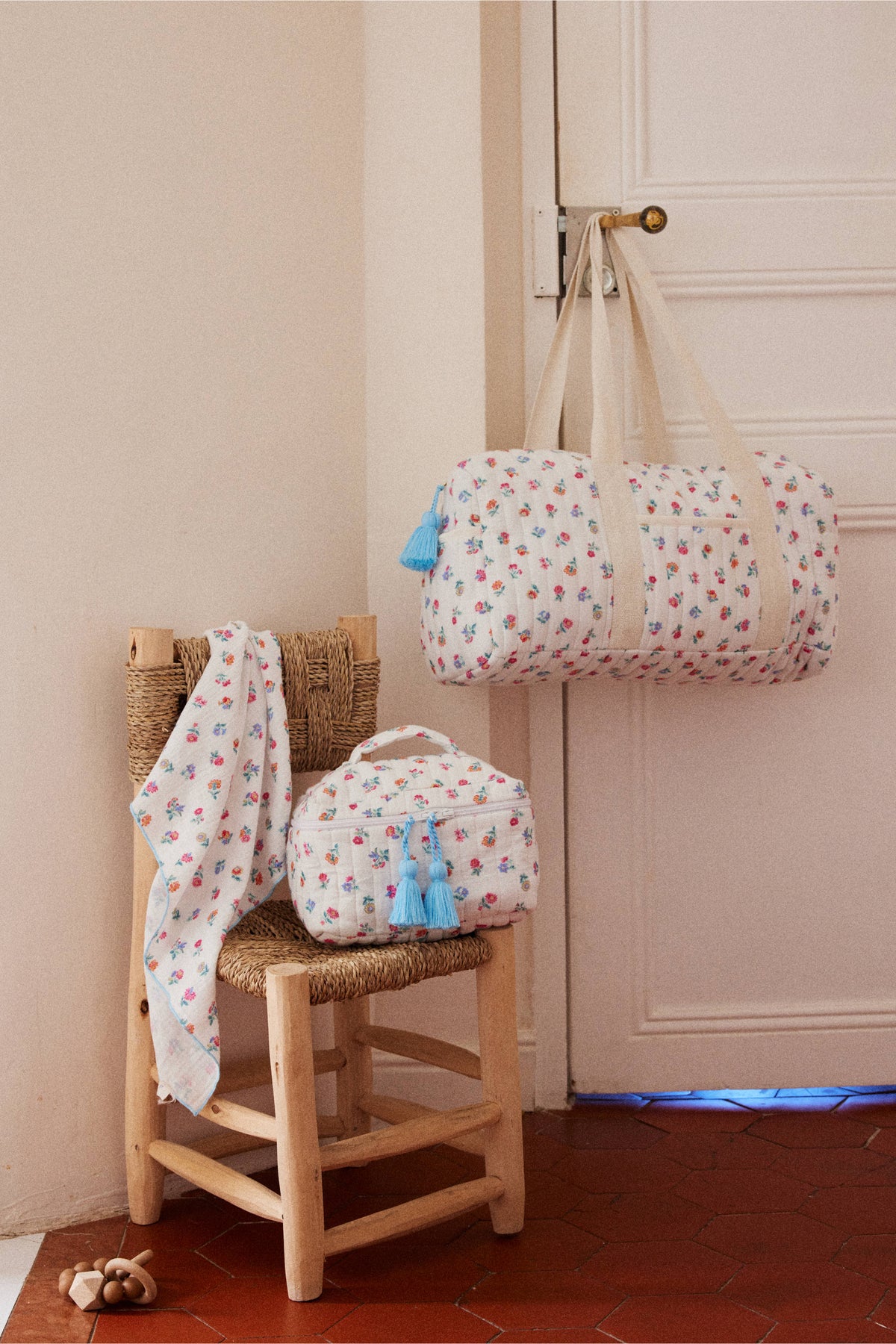 White Felicita Flowers Vaeva Bag