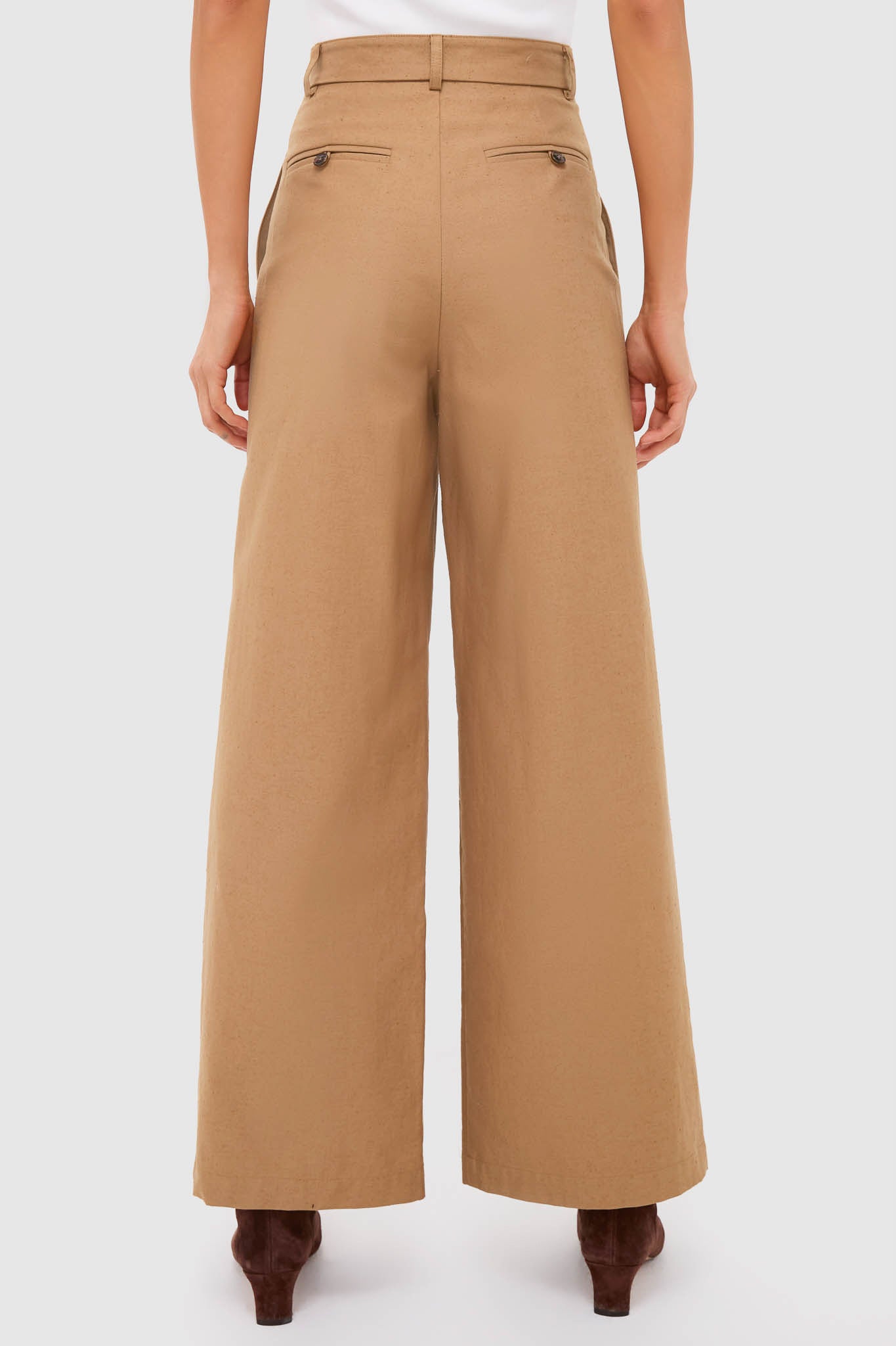 Back view of Umber Slubby Cotton Atelier Pleated Pant 2, showcasing classic wide-leg design with belt loops and welt pockets. Effortless, high-end style for versatile, fun occasions.