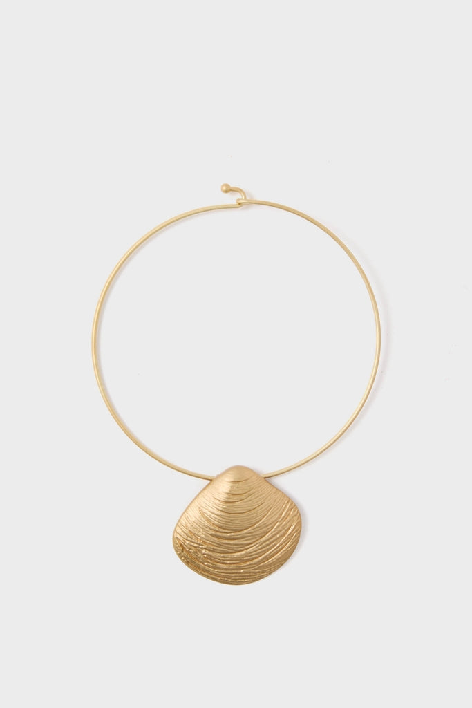 Gold Clam Shell Lillian Necklace: A classic, high-end choker featuring an effortless, sculptural gold-tone wire with a fun, textured pendant resembling a shell or fan.