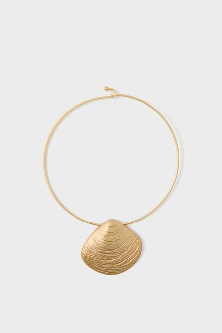 Gold Clam Shell Lillian Necklace: A classic, high-end choker featuring an effortless, sculptural gold-tone wire with a fun, textured pendant resembling a shell or fan.