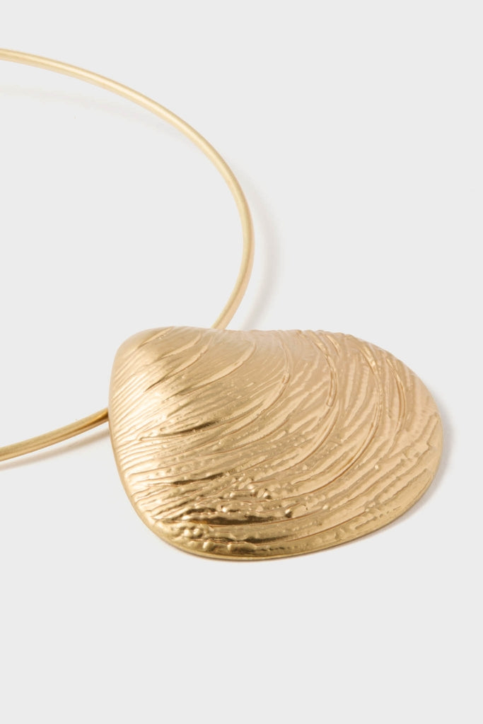 Gold Clam Shell Lillian Necklace: A classic, high-end collar-style piece featuring an effortless, textured gold pendant with a shell-like shape, adding a fun, elegant touch.