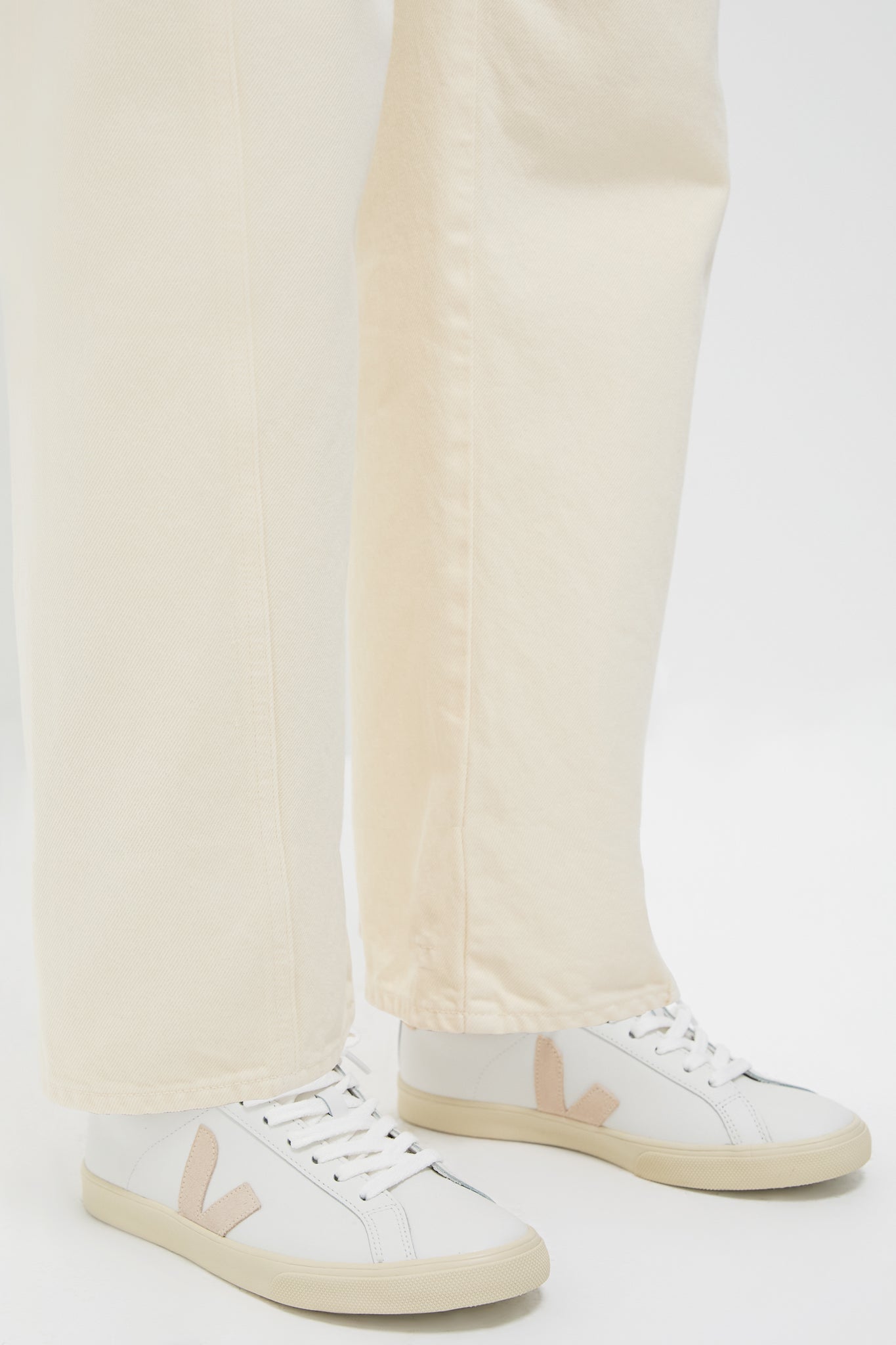 Extra White Sable Esplar Logo Sneakers | VEJA