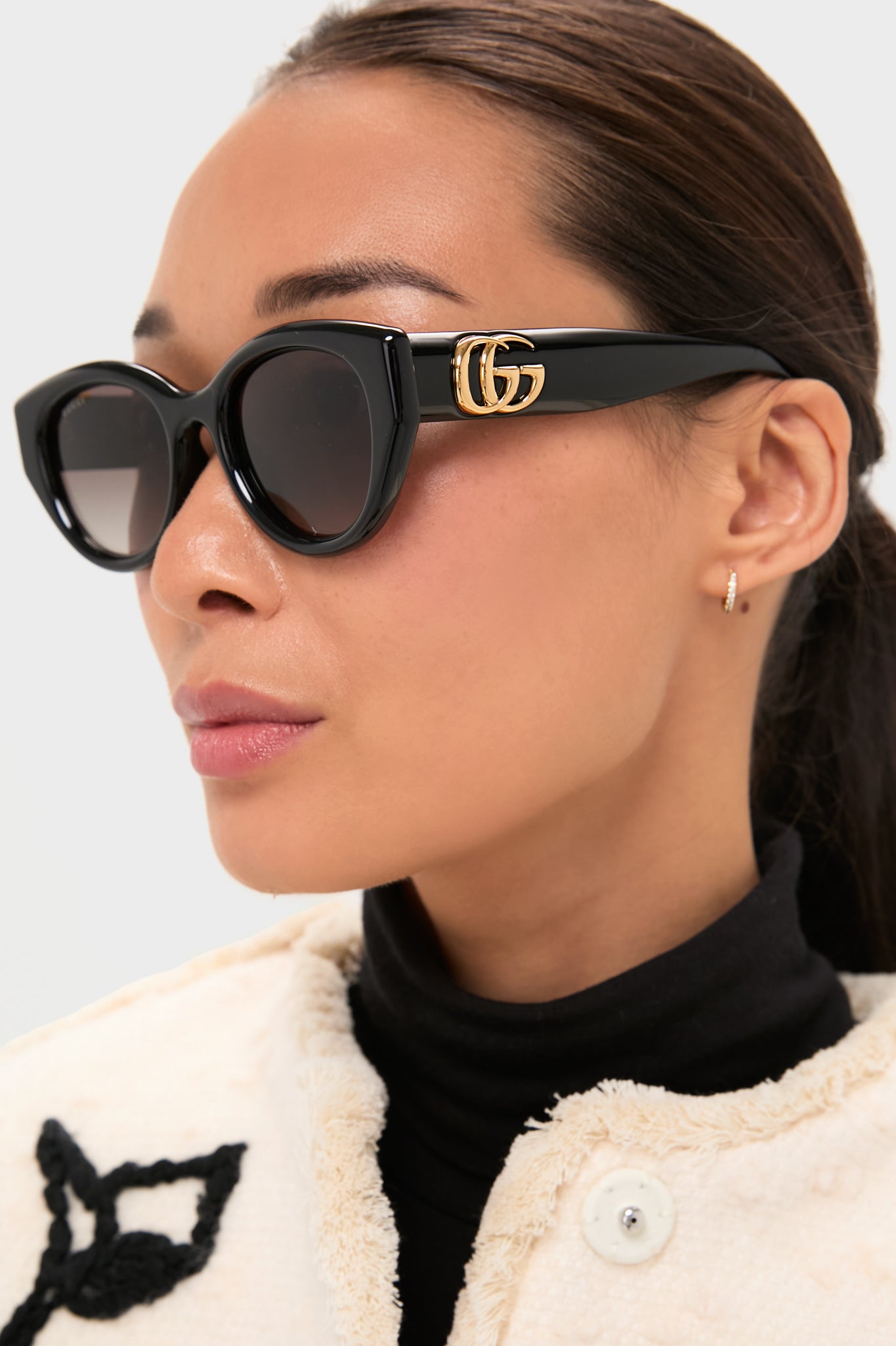 Shiny Black Cat-Eye GG Bag Sunglasses with classic Gucci logo, offering an effortless, high-end style. Perfect for a fun, chic, and confident look.