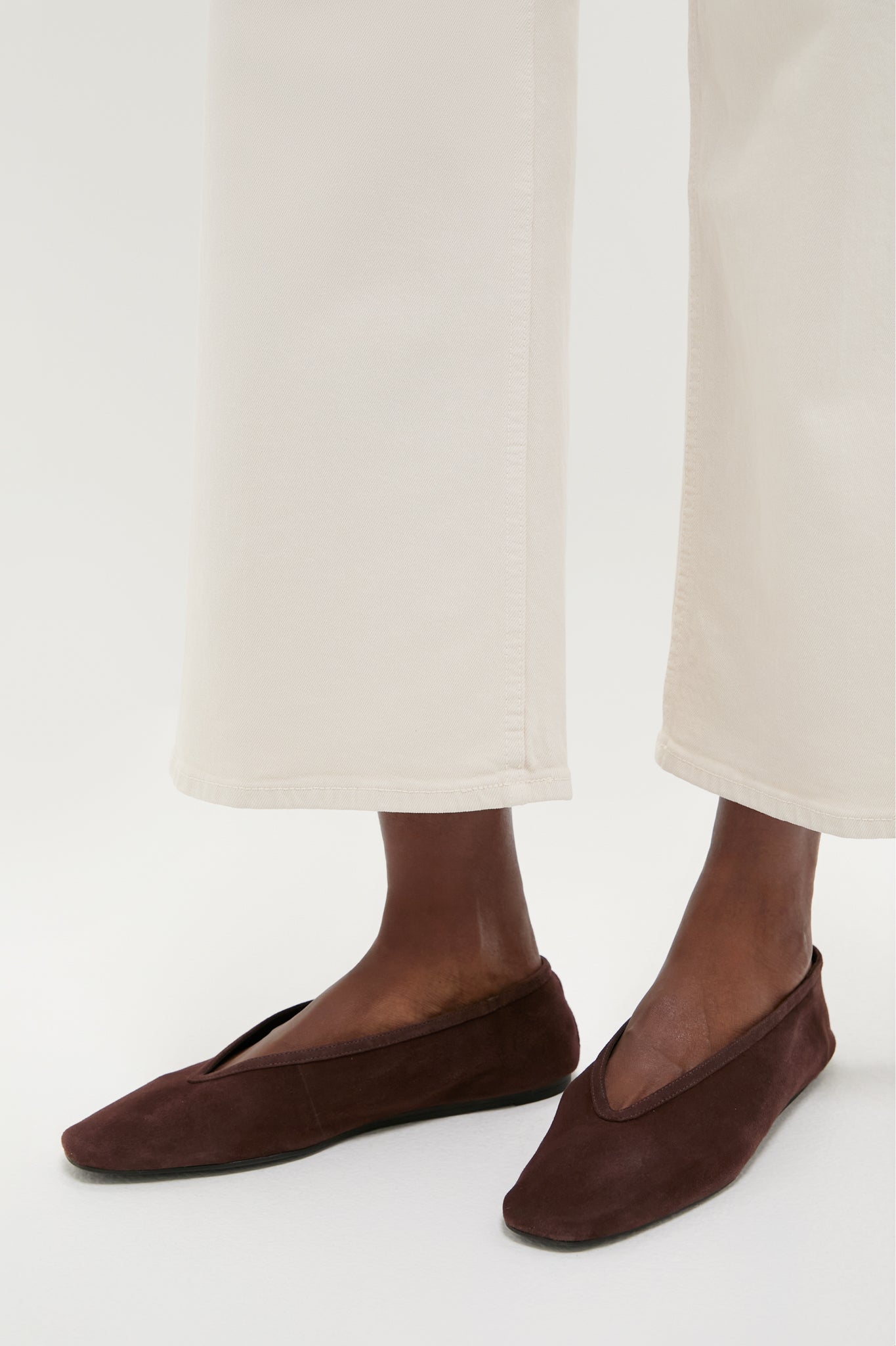 Classic and effortless, the Seal Brown Courtney Flats feature a squared-off toe and v-shaped vamp, offering a high-end, fun look suitable for any chic outfit.