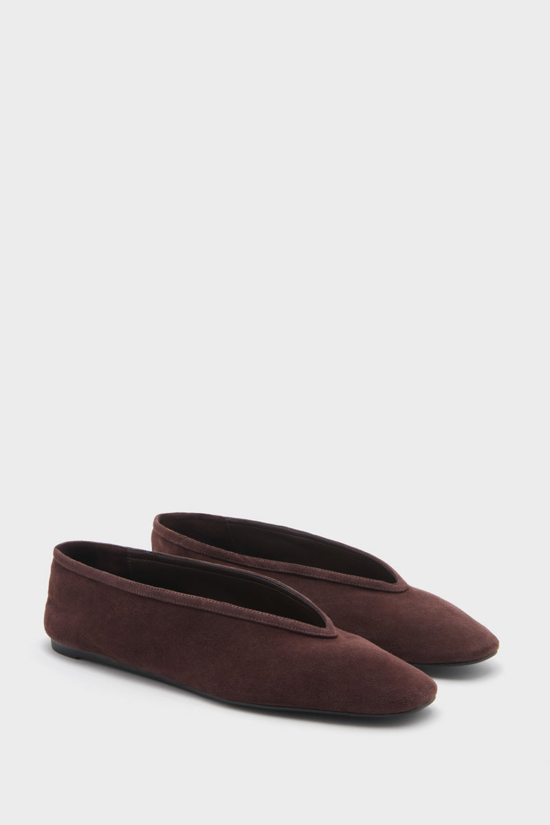 Effortlessly classic, these Seal Brown Courtney Flats feature a squared-off toe and suede finish, perfect for a high-end, fun, and versatile style.
