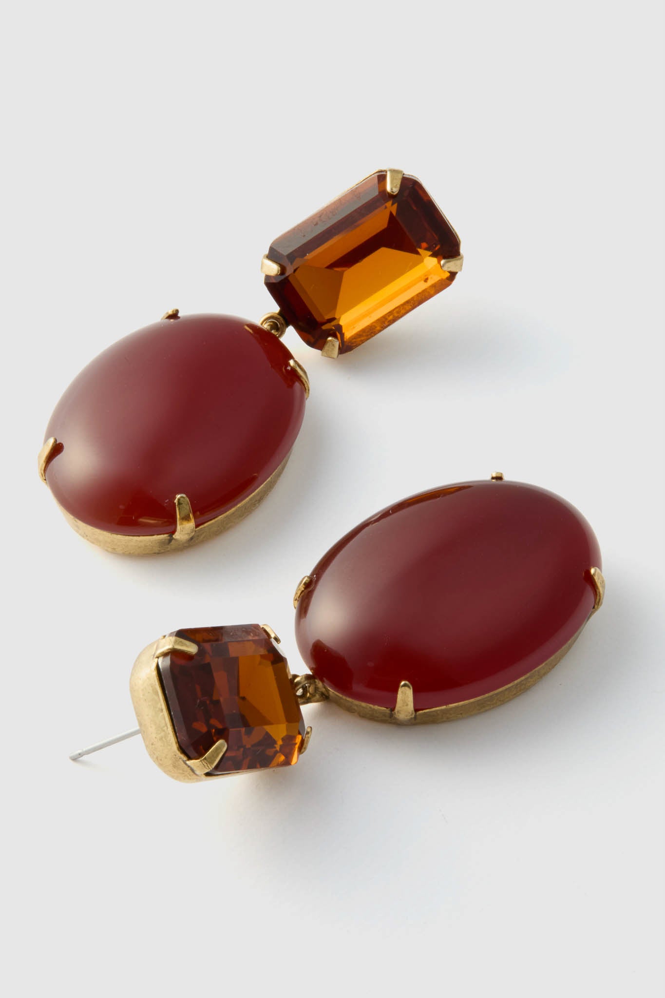 Carnelian Xiomara Earrings: Classic drop design with amber-brown and carnelian-red stones, set in muted gold-tone metal. Effortlessly high-end, perfect for fun day-to-night wear.