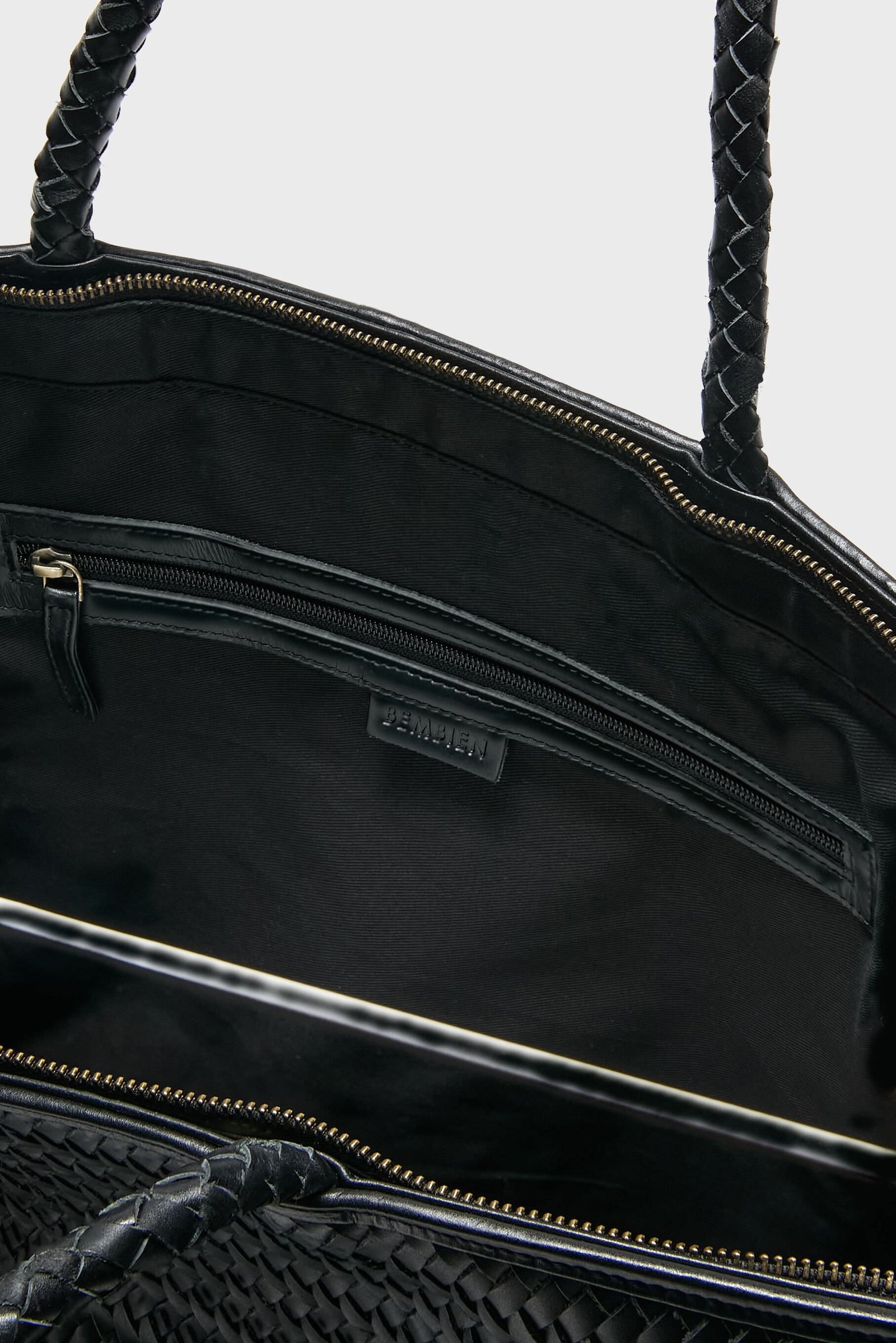 Black Le Traveler